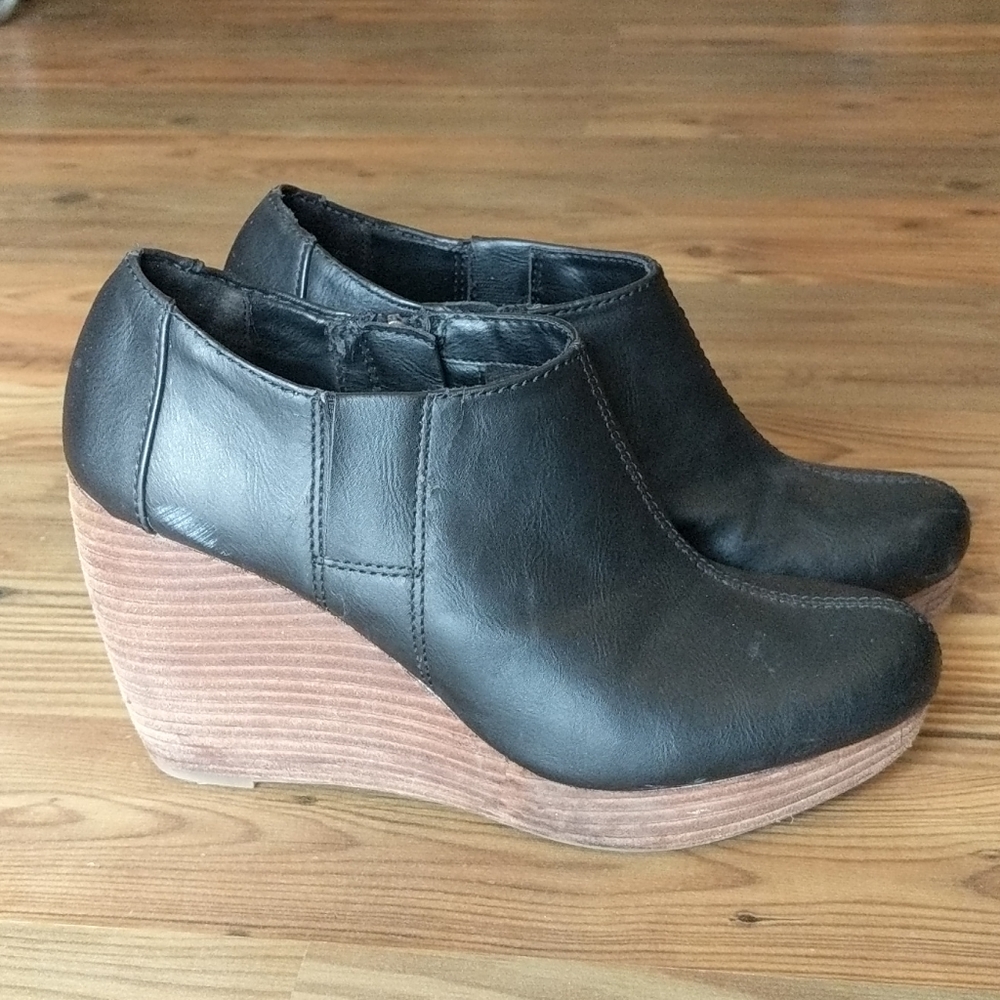 Size 8 wedge booties by Dr. Scholl's
